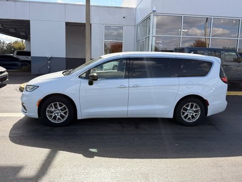 Used 2024 Chrysler Pacifica Touring-L image 5