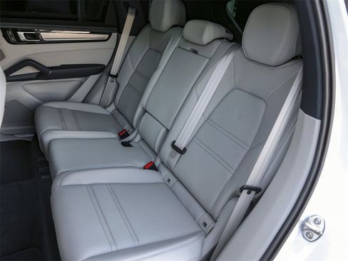 Certified 2023 Porsche Cayenne Platinum Edition image 33