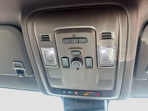 Used 2024 GMC Yukon XL SLT w/ SLT Luxury Package image 39