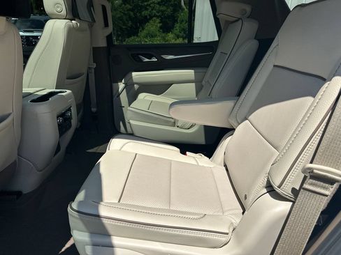 Used 2024 GMC Yukon Denali w/ Advanced Technology Package AWD/4WD image 21