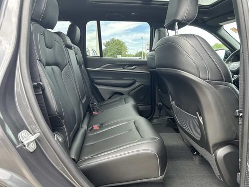 Certified 2025 Jeep Grand Cherokee Limited AWD/4WD image 18