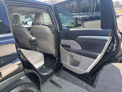 Used 2015 Toyota Highlander LE image 41