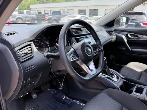 Used 2017 Nissan Rogue SV image 17