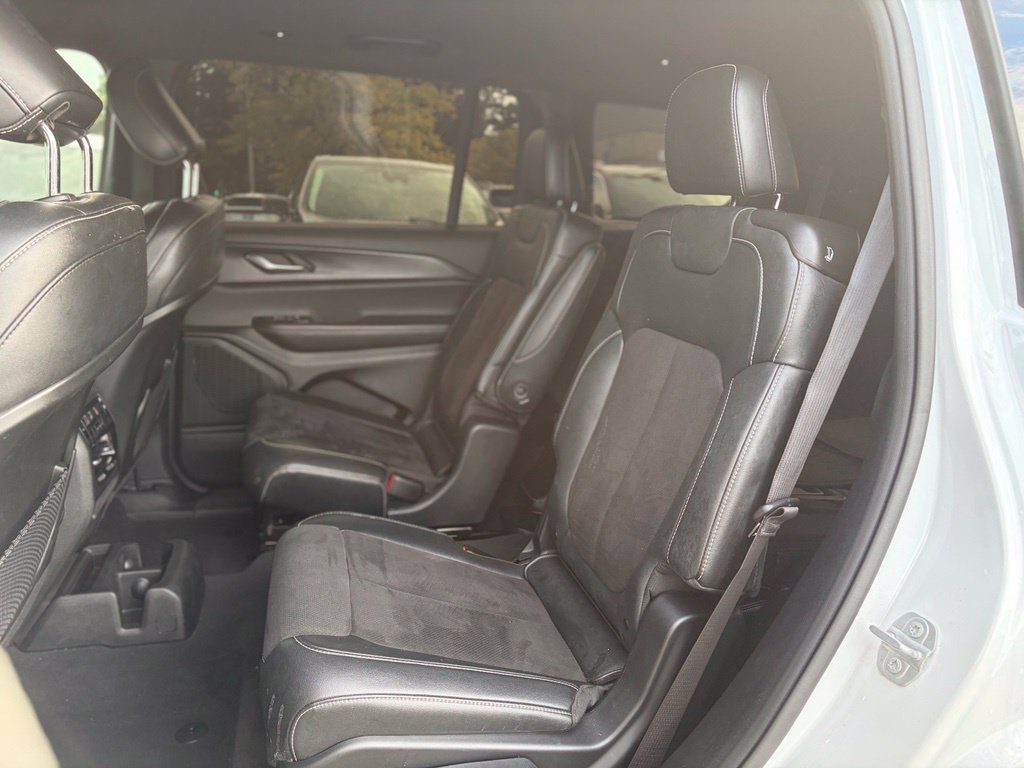 Used 2023 Jeep Grand Cherokee L Laredo AWD/4WD image 15