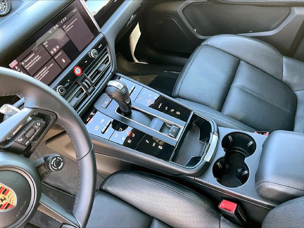 Certified 2026 Porsche Macan AWD/4WD image 17