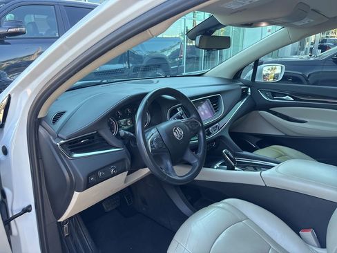 Used 2018 Buick Enclave Essence image 3