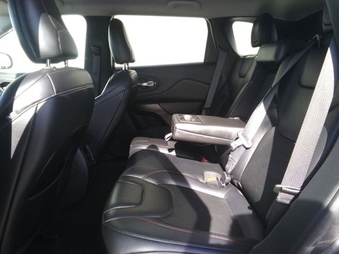 Used 2020 Jeep Cherokee Trailhawk image 9