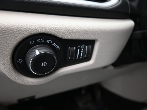 Used 2024 Chrysler Pacifica Touring-L FWD image 21