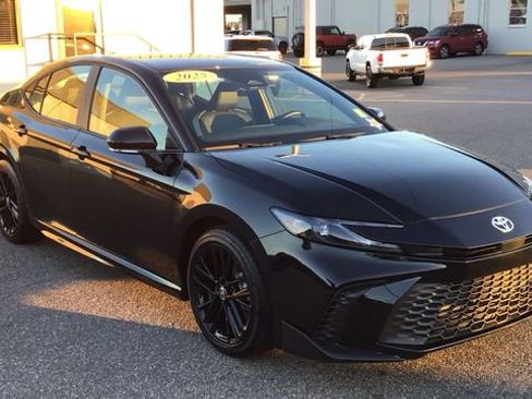 Used 2025 Toyota Camry SE image 3