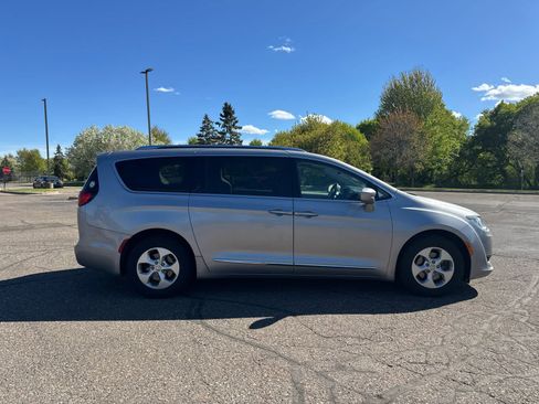 Used 2017 Chrysler Pacifica Touring-L Plus FWD image 6