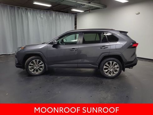 Used 2021 Toyota RAV4 XLE Premium image 5
