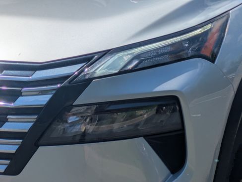 Used 2024 Nissan Rogue SV FWD image 9
