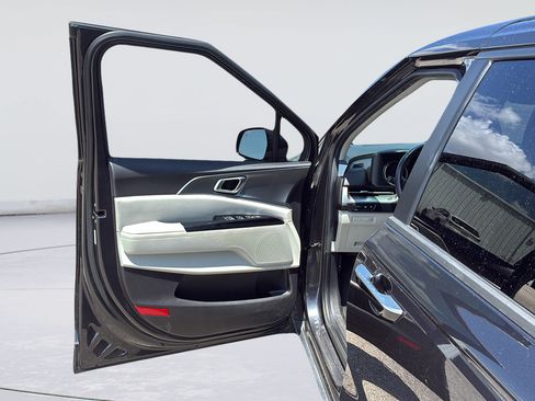 Used 2023 Kia Carnival LX FWD image 20