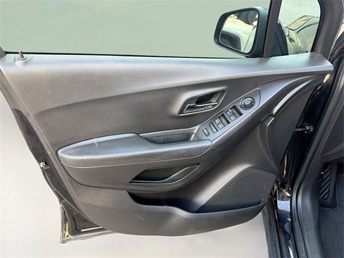 Used 2020 Chevrolet Trax LT w/ LT Convenience Package image 20