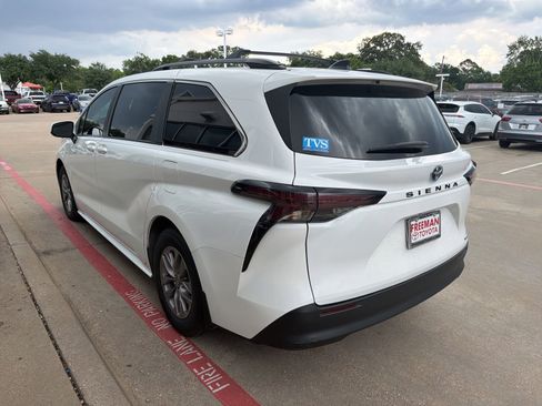 Used 2024 Toyota Sienna LE FWD image 8
