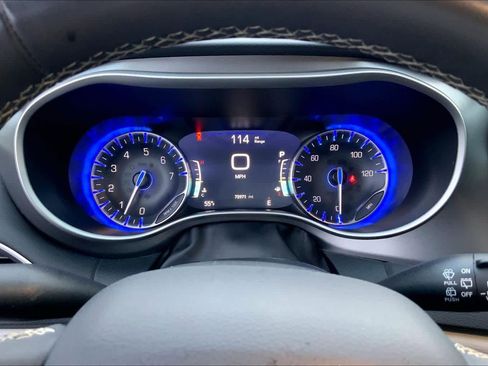 Used 2023 Chrysler Pacifica Touring-L image 24