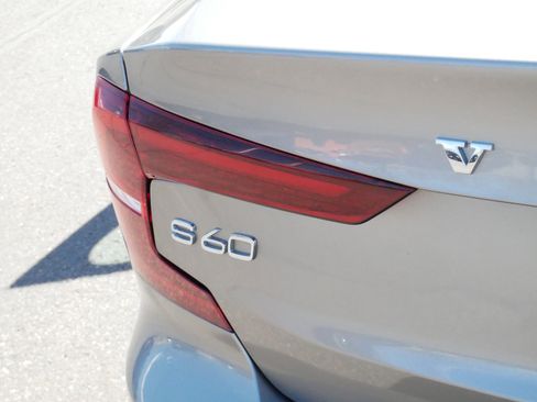 Used 2019 Volvo S60 T6 Momentum w/ Premium Package image 17