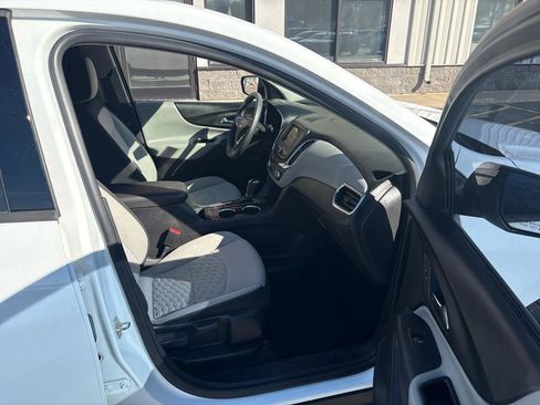 Used 2019 Chevrolet Equinox LS w/ LS Convenience Package image 6