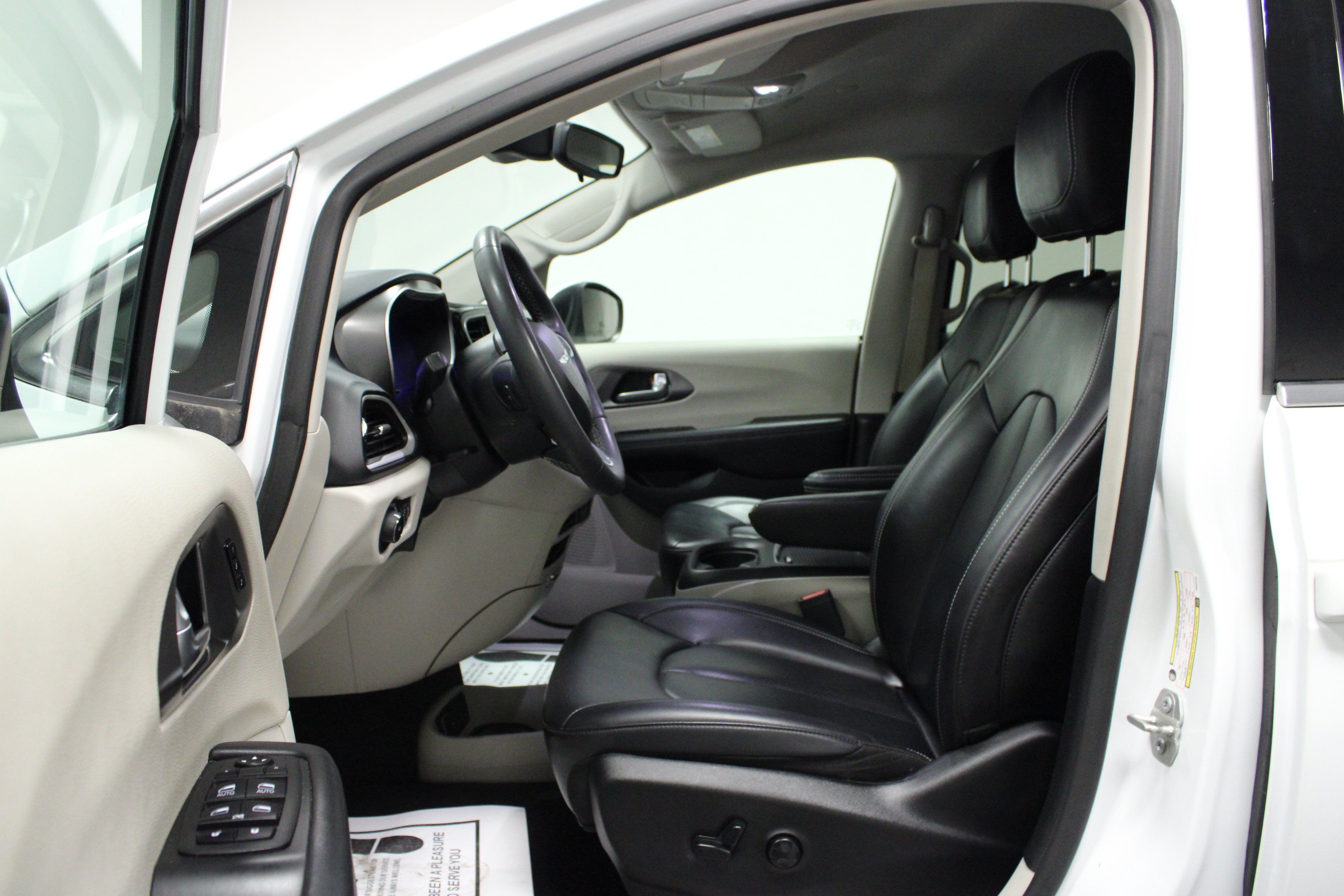 Used 2023 Chrysler Pacifica Touring-L FWD image 12