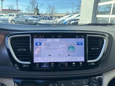 Used 2024 Chrysler Pacifica Select image 17