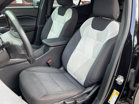 Used 2024 Chevrolet Trax RS FWD image 36