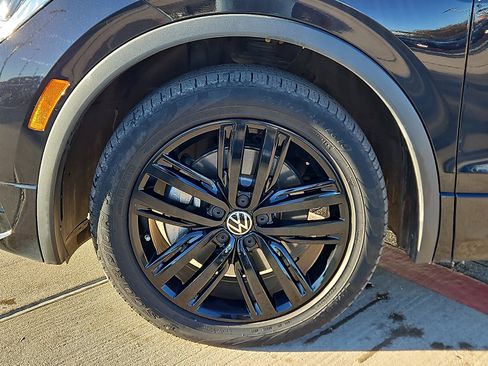 Certified 2022 Volkswagen Tiguan SE R-Line image 5