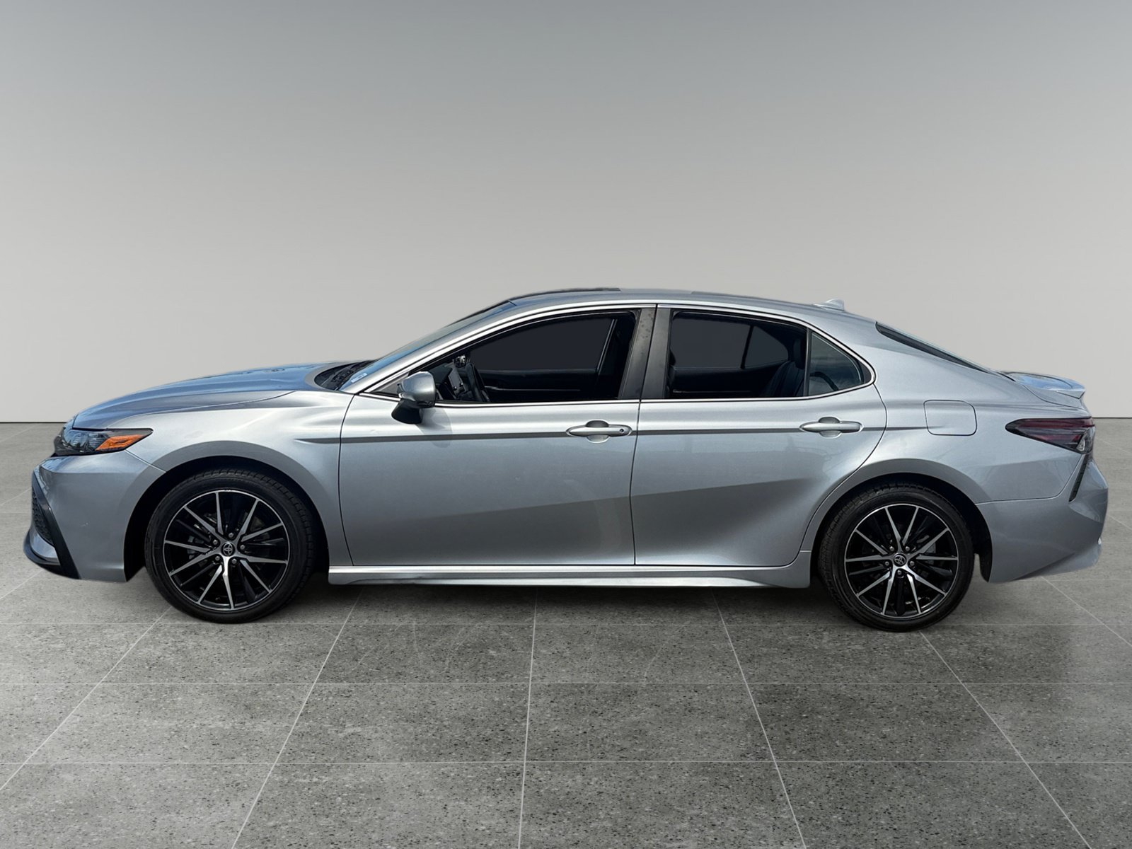 Used 2024 Toyota Camry SE FWD image 2