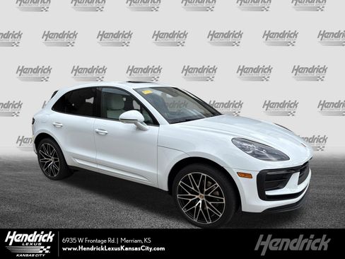 Used 2023 Porsche Macan AWD/4WD image 1