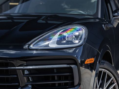 Certified 2023 Porsche Cayenne AWD/4WD image 16