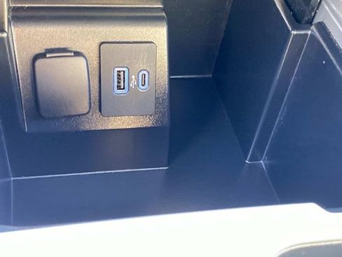 Used 2022 Ford Explorer XLT w/ Equipment Group 202A AWD/4WD image 12