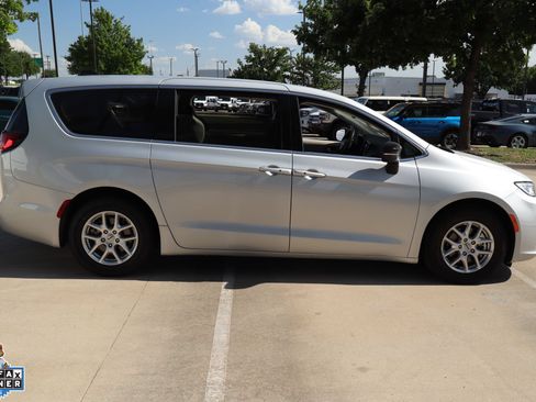 Used 2024 Chrysler Pacifica Touring-L FWD image 2