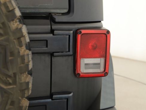 Used 2018 Jeep Wrangler Unlimited Sport w/ Connectivity Group AWD/4WD image 33