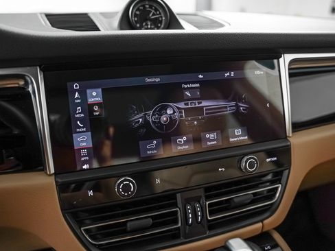 Certified 2024 Porsche Macan AWD/4WD image 24
