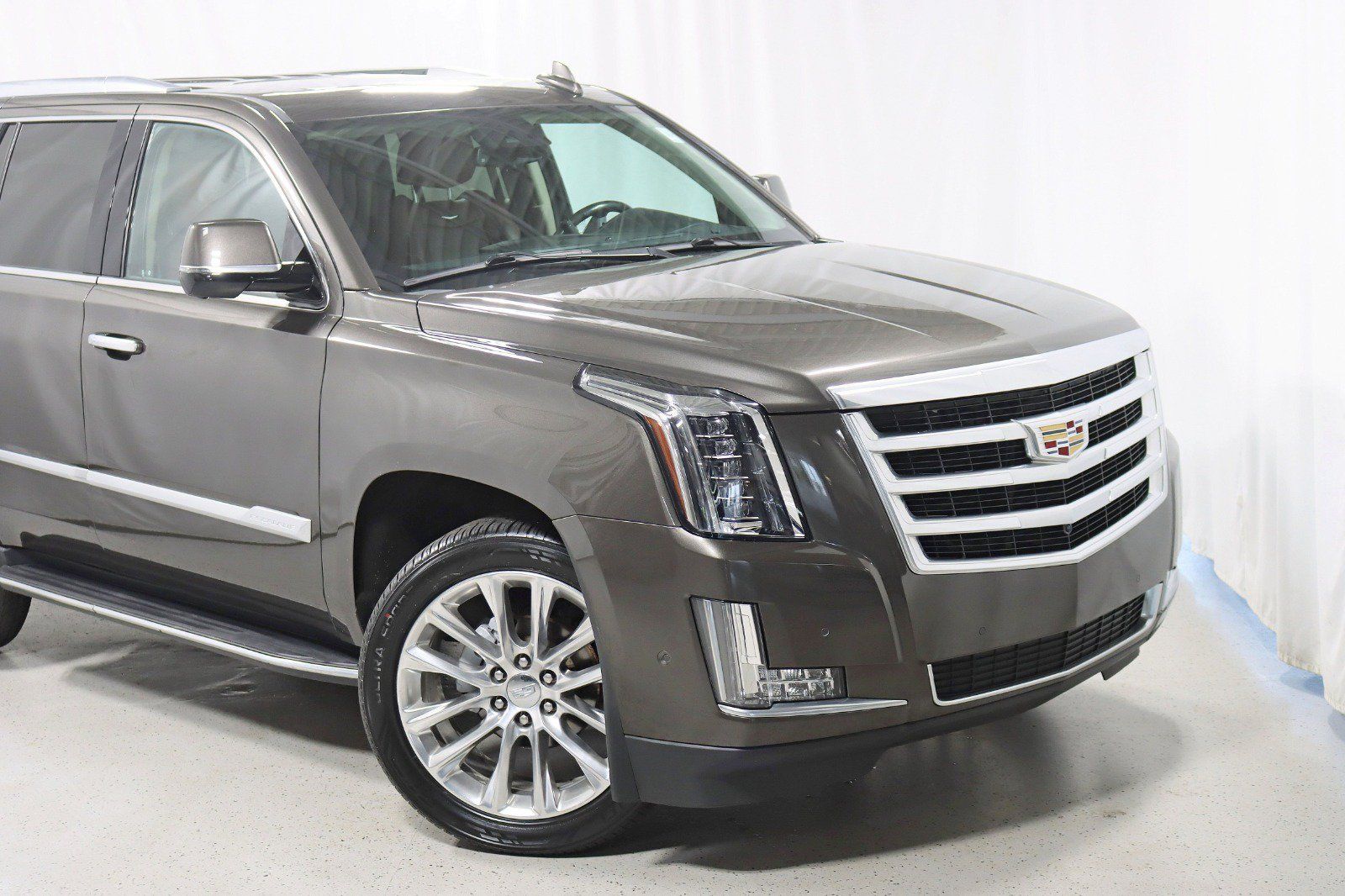 Used 2020 Cadillac Escalade Luxury AWD/4WD image 2