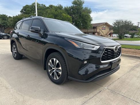 Used 2023 Toyota Highlander XLE image 8