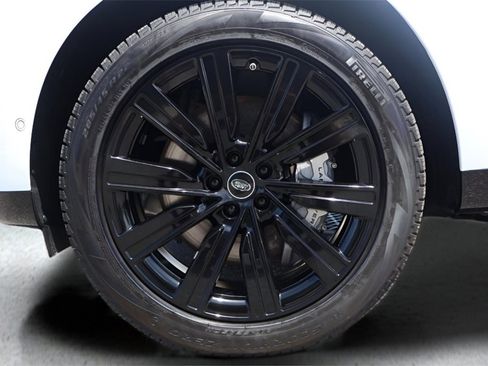 New 2025 Land Rover Range Rover SE image 9