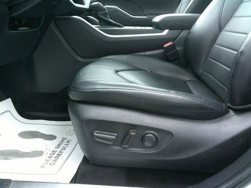 Used 2023 Toyota Highlander XLE image 24