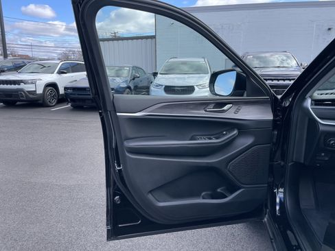 Used 2023 Jeep Grand Cherokee L Limited image 35