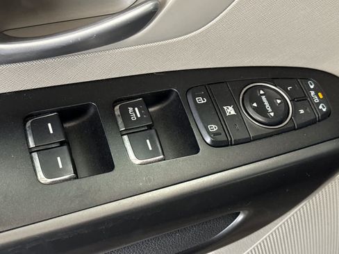 Used 2017 Kia Sedona LX w/ LX Essentials Premium Package FWD image 11