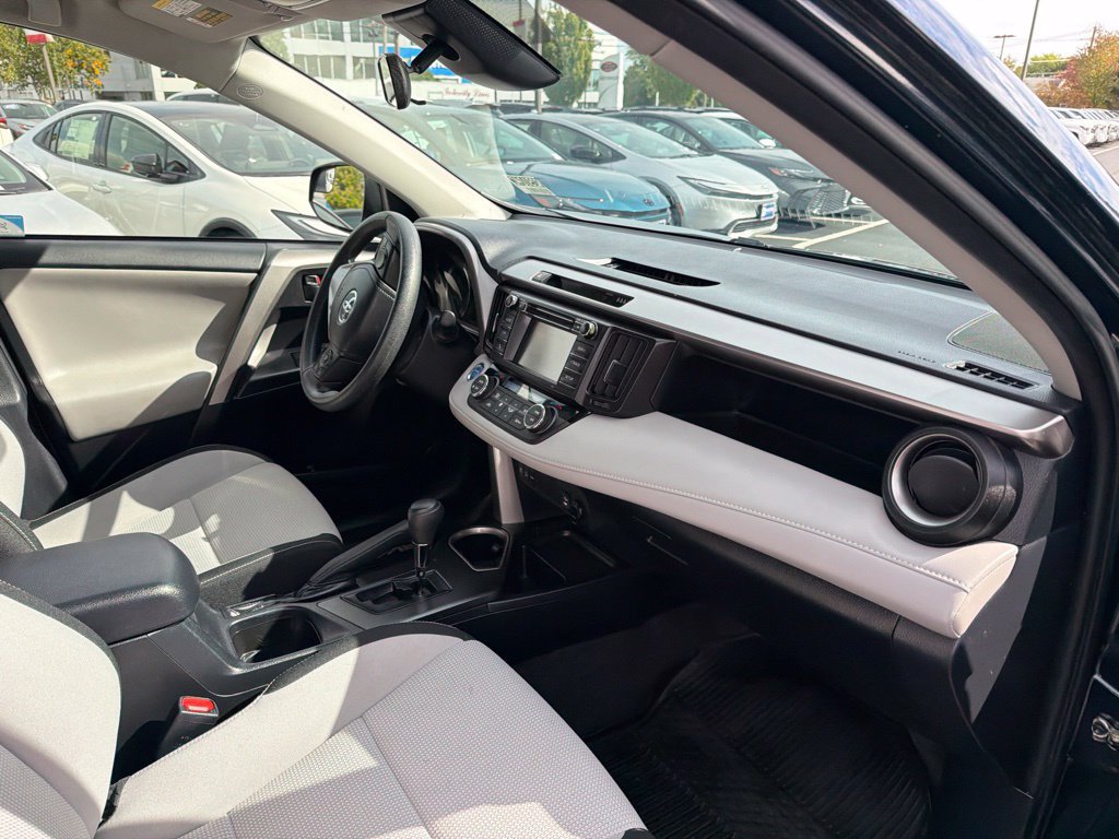 Used 2018 Toyota RAV4 LE AWD/4WD image 11