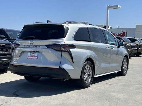 Certified 2025 Toyota Sienna XLE FWD image 3