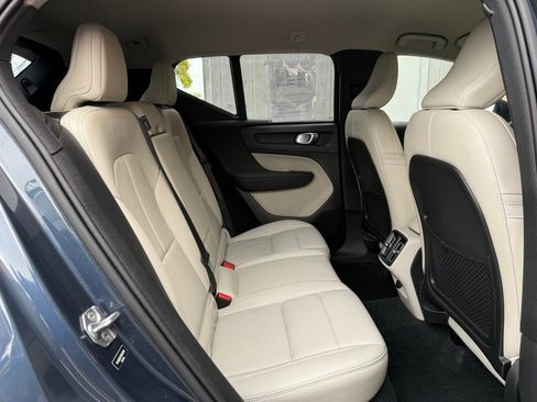 Used 2021 Volvo XC40 T5 Momentum w/ Premium Package image 22