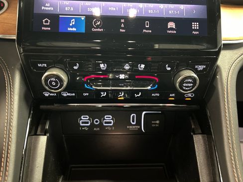 Used 2024 Jeep Grand Cherokee L Summit AWD/4WD image 19