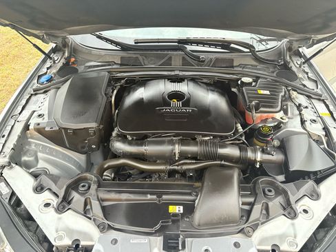 Used 2015 Jaguar XF Premium image 36