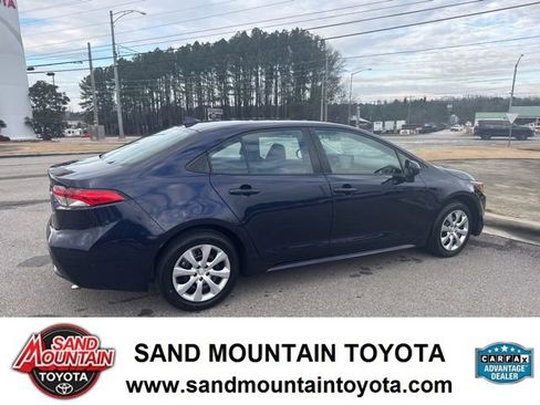 Used 2022 Toyota Corolla LE image 3
