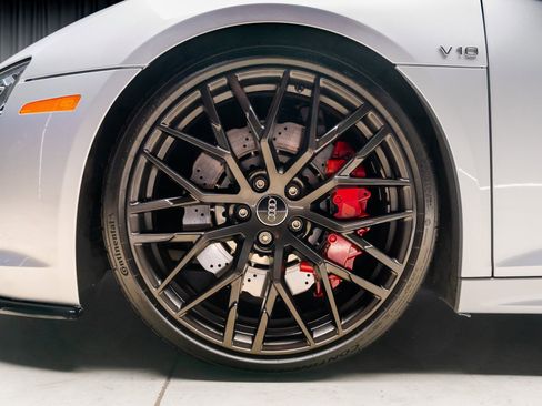 Used 2018 Audi R8 V10 w/ Premium Package image 27