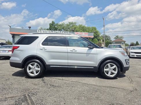 Used 2017 Ford Explorer XLT w/ Equipment Group 202A AWD/4WD image 9