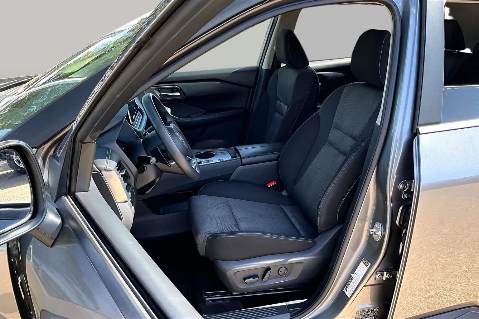 Used 2024 Nissan Rogue SV FWD image 8