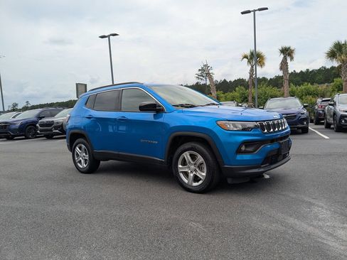 Used 2024 Jeep Compass Latitude AWD/4WD image 2