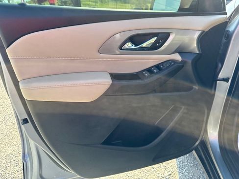 Used 2023 Chevrolet Traverse LS FWD image 8